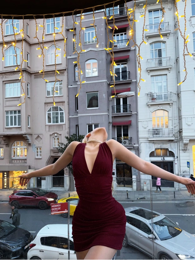 Bordo Simli Boyundan Bağlamalı Drapeli Mini Elbise